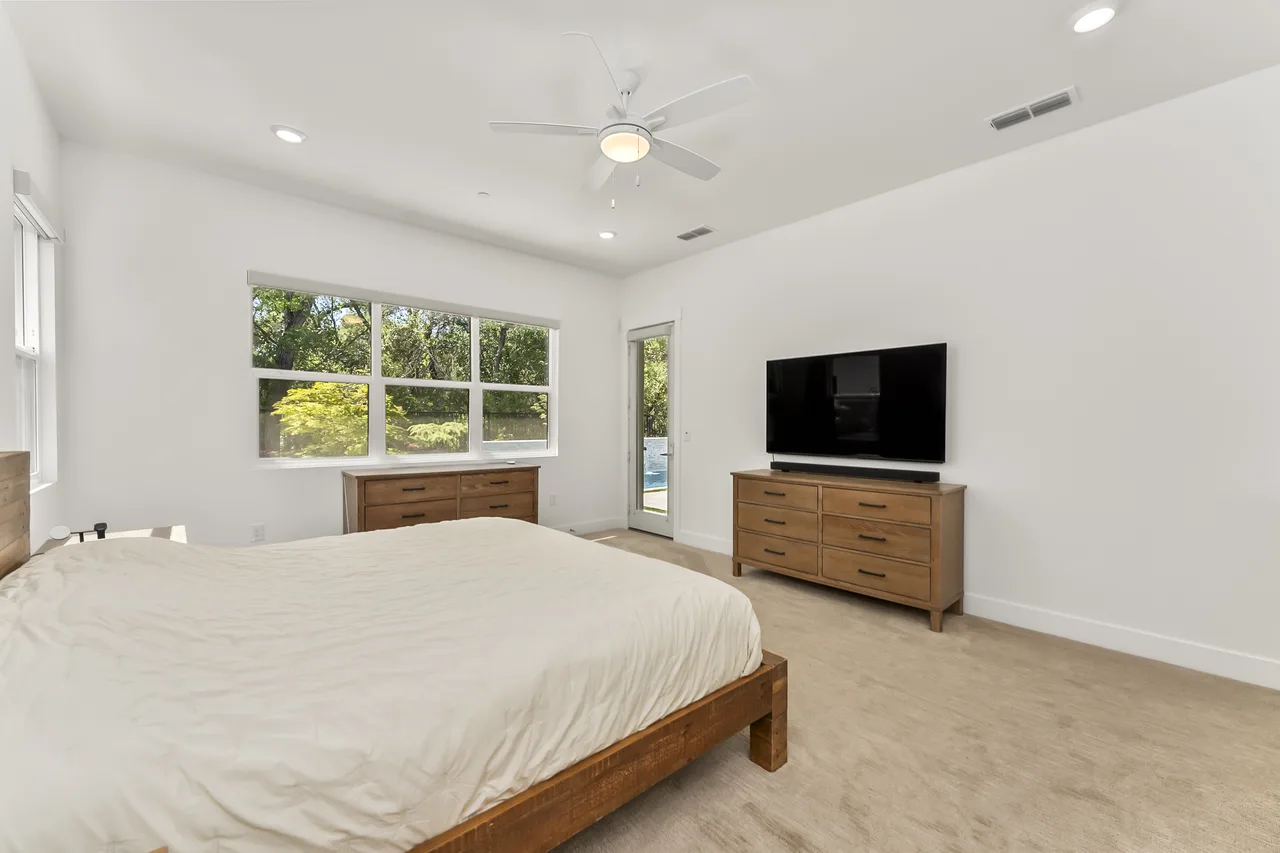 Bedroom with garden view