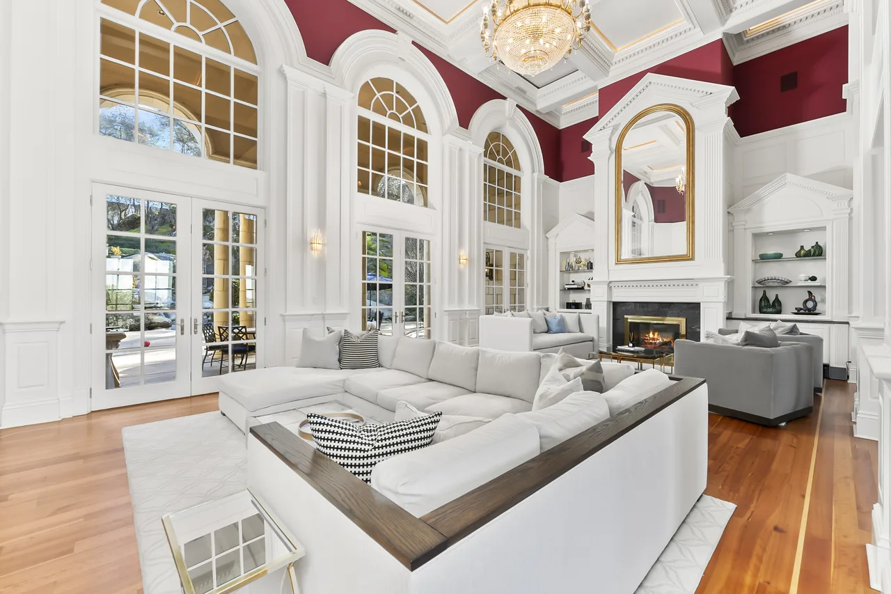 Grand great room, arched windows